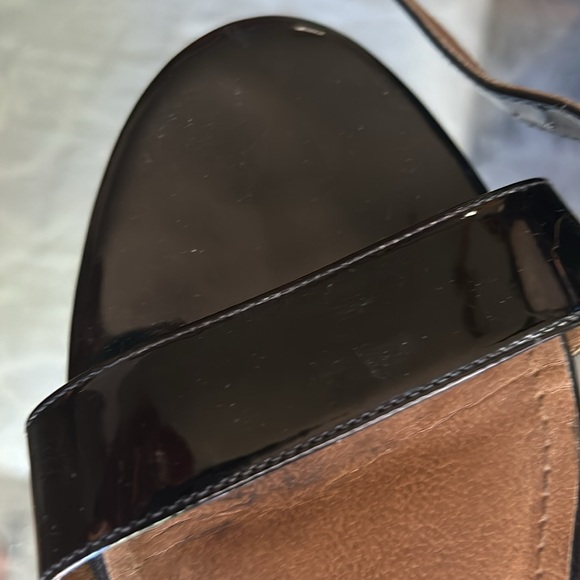 Gorgous black patent leather sandals for all occasion 9 barely worn name brand - Picture 2 of 7
